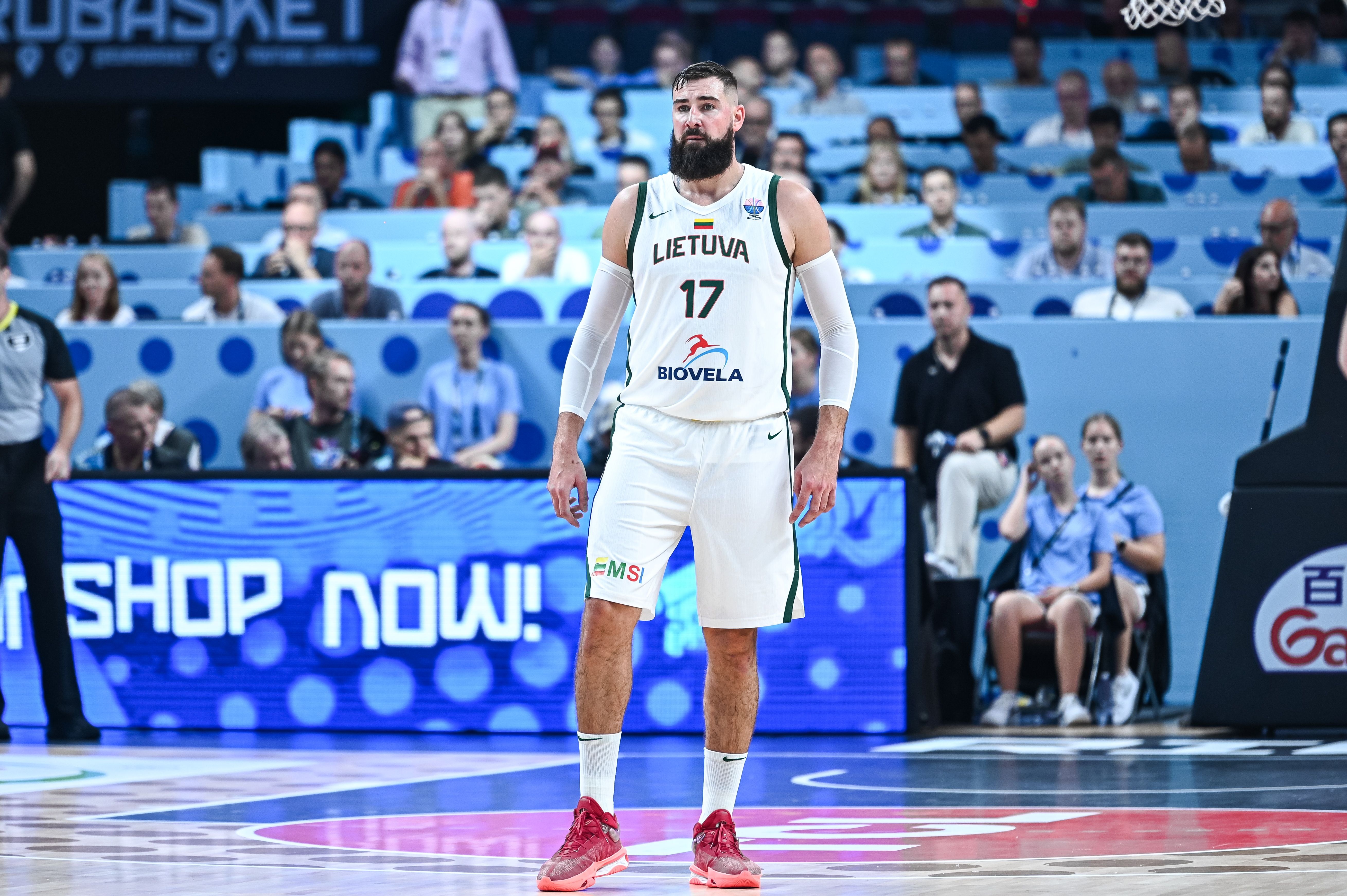 华体会官方-依然是国家队大腿!瓦兰丘纳斯场均19.4分钟 砍下15.7分6.7板